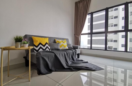 Kampung Bukit Dukong Apartment | 1 Traders Garden 1BR Pool View with HiSpeed Internet Netflix