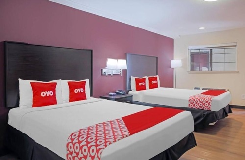 McAllen Hotel | 1 Unit | Stylish Premium 2 Queen Bed Escape Pool, Pets Welcome & Free Parking