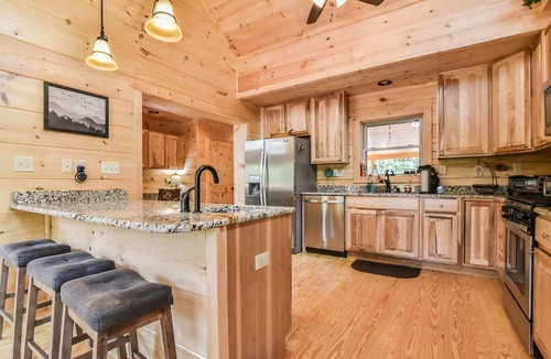 Black Mountain Cabin | #1 VIEWS BLACK-MT.- LUX LOG ESTATE./HOT TUB/GAME ROOM/PET FRIENDLY/GATED