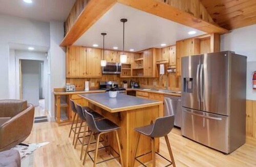 Kingfield House | 10-acre Cabin Escape