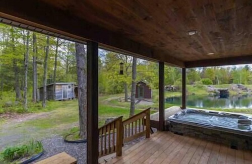 Kingfield House | 10-acre Cabin Escape