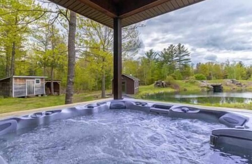 Kingfield House | 10-acre Cabin Escape