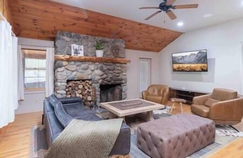 Kingfield House | 10-acre Cabin Escape