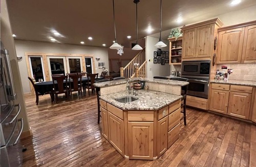 Bend House | 10 Acres-Killer Mountain Views, Firepit, 2 Kings/2 Queens/4 Sofas-Dog Friendly!