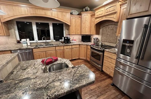 Bend House | 10 Acres-Killer Mountain Views, Firepit, 2 Kings/2 Queens/4 Sofas-Dog Friendly!