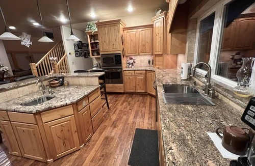 Bend House | 10 Acres-Killer Mountain Views, Firepit, 2 Kings/2 Queens/4 Sofas-Dog Friendly!