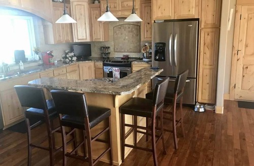 Bend House | 10 Acres-Killer Mountain Views, Firepit, 2 Kings/2 Queens/4 Sofas-Dog Friendly!