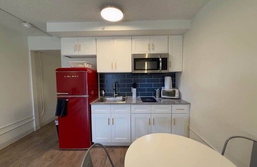St. Johns Apartment | [10] ATX Studio: 1 Queen, Courtyard View