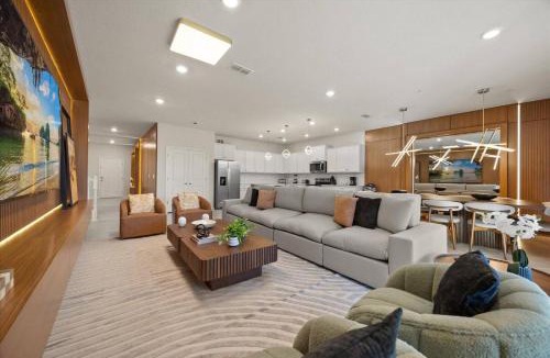 Four Corners House | 10 BD 8 BA Windsor Cay 16207 CC