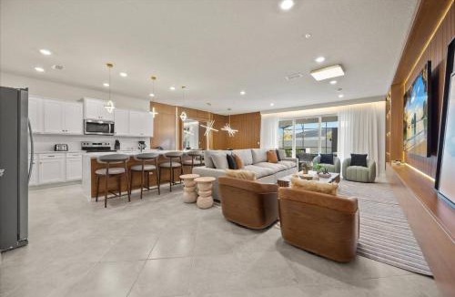 Four Corners House | 10 BD 8 BA Windsor Cay 16207 CC