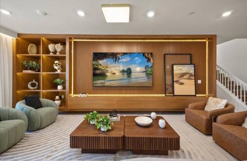 Four Corners House | 10 BD 8 BA Windsor Cay 16207 CC