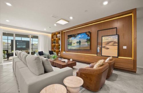 Four Corners House | 10 BD 8 BA Windsor Cay 16207 CC