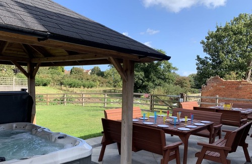 Reighton House | 10 Bedroom Barn Conversion with en suites and Hot tub