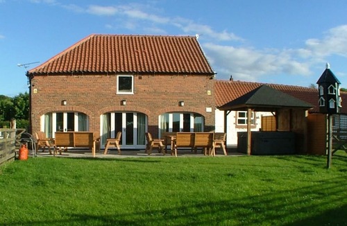 Reighton House | 10 Bedroom Barn Conversion with en suites and Hot tub