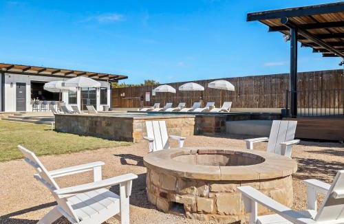 Dripping Springs House | 10 Bedroom - Pool - Hot tub - Pickleball - Firepit