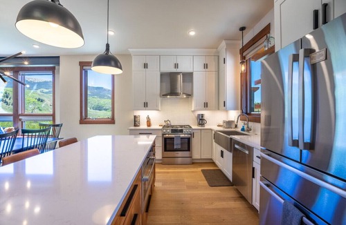 Silverthorne House | 10 Beds | Resort Amenities | Deck + Patio w/Mountain Views