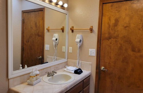 Sierra Vista House | 10 guests- pet friendly