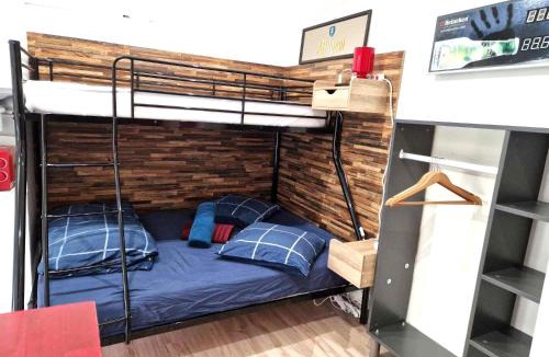 Razac-sur-l'Isle Apartment | 10 - Joli studio avec deux lits, un lit double et un lit simple, logement tout équipé pour 1, 2 ou 3 personnes maximum, vue sur parc arboré, parking privatif gratuit, grand fourgon possible, tout le linge de maison est fourni