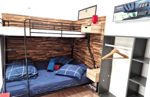 Razac-sur-l'Isle Apartment | 10 - Joli studio avec deux lits, un lit double et un lit simple, logement tout équipé pour 1, 2 ou 3 personnes maximum, vue sur parc arboré, parking privatif gratuit, grand fourgon possible, tout le linge de maison est fourni
