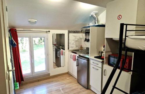 Razac-sur-l'Isle Apartment | 10 - Joli studio avec deux lits, un lit double et un lit simple, logement tout équipé pour 1, 2 ou 3 personnes maximum, vue sur parc arboré, parking privatif gratuit, grand fourgon possible, tout le linge de maison est fourni