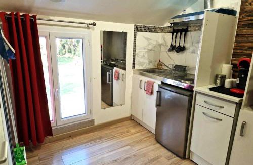 Razac-sur-l'Isle Apartment | 10 - Joli studio avec deux lits, un lit double et un lit simple, logement tout équipé pour 1, 2 ou 3 personnes maximum, vue sur parc arboré, parking privatif gratuit, grand fourgon possible, tout le linge de maison est fourni