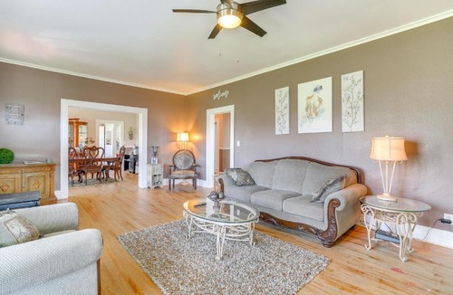 Vivian House | 10 Mi to Caddo Lake: Charming Cottage in Vivian!