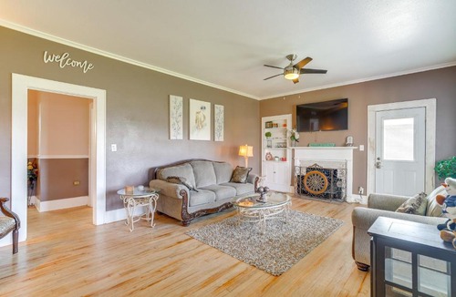 Vivian House | 10 Mi to Caddo Lake: Charming Cottage in Vivian!