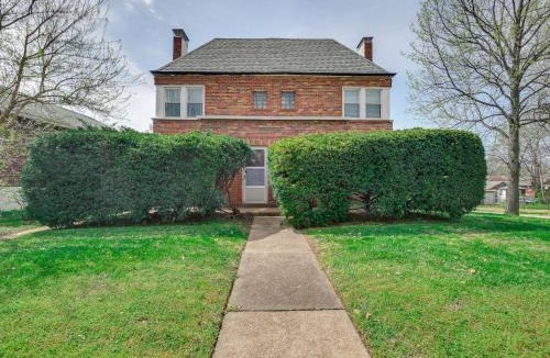Beverly Hills Apartment | 10 Mi to Downtown St Louis: Convenient Apartment!