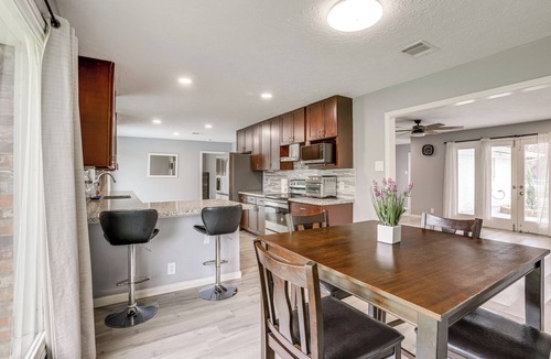 Woodlake - Briar Meadow House | 10 Mi to Dtwn Houston: Dog-Friendly Home w/Yard!