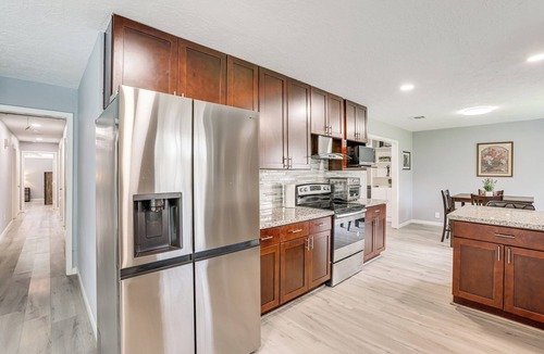 Woodlake - Briar Meadow House | 10 Mi to Dtwn Houston: Dog-Friendly Home w/Yard!
