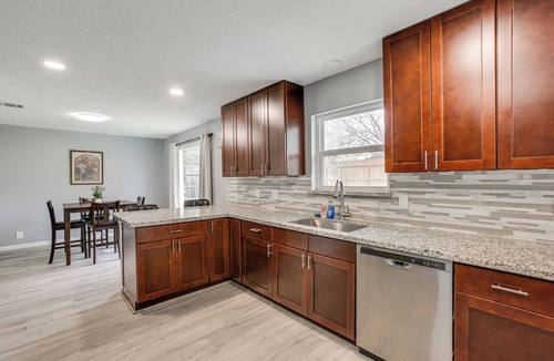 Woodlake - Briar Meadow House | 10 Mi to Dtwn Houston: Dog-Friendly Home w/Yard!