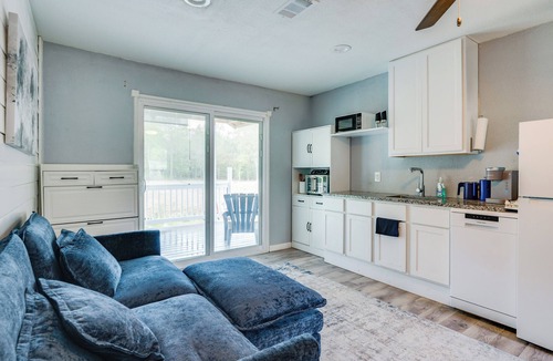 Keenan Apartment | 10 Mi to Lake Conroe: Couple’s Retreat w/Porch!