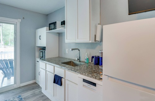 Keenan Apartment | 10 Mi to Lake Conroe: Couple’s Retreat w/Porch!