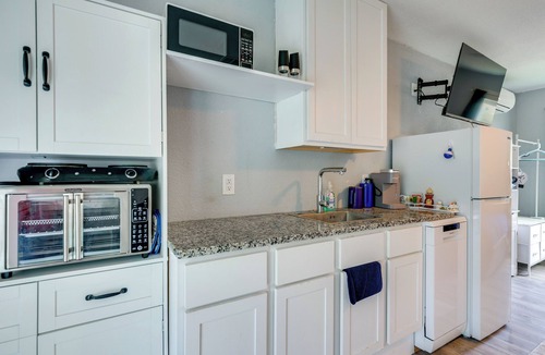 Keenan Apartment | 10 Mi to Lake Conroe: Couple’s Retreat w/Porch!