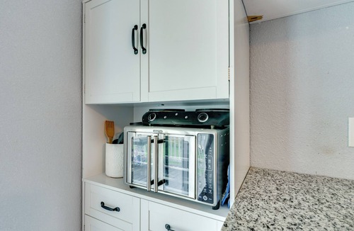 Keenan Apartment | 10 Mi to Lake Conroe: Couple’s Retreat w/Porch!