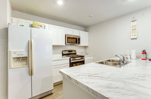 New Caney House | 10 Mi to Lake Houston: Retreat w/Backyard!