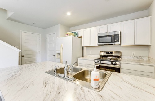 New Caney House | 10 Mi to Lake Houston: Retreat w/Backyard!