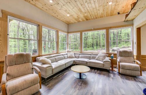 Normalville House | 10 Mi to Mtn Resort: Normalville Cabin w/Balcony!