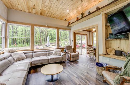 Normalville House | 10 Mi to Mtn Resort: Normalville Cabin w/Balcony!