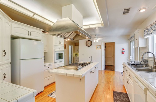 Happy Valley House | 10 Mi to Redding: Serene Escape w/Spacious Yard!