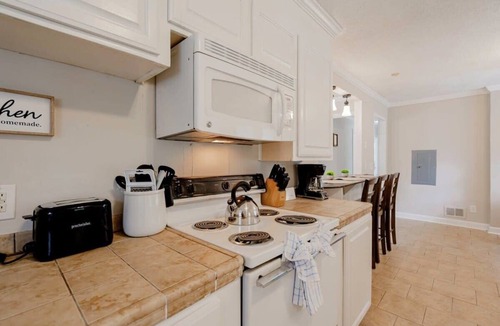 Eau Claire House | 10 Min from Downtown Columbia - The Ronnie Runner