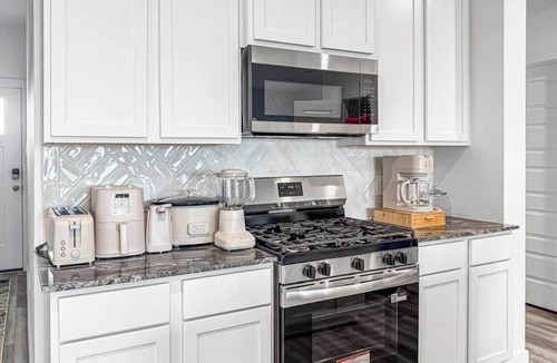 Southeast Houston House | 10 min from Houston Stadium - Tesla L2 Charger