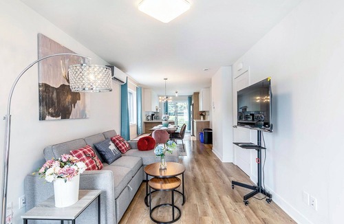 Longueuil House | 10-Min La Ronde Ride! Cozy Place, Free Parking!