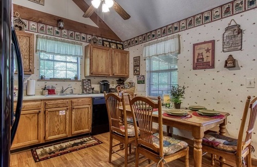 Sevierville Cabin | 10 min to Dollywood/Cal Ripken Field, Firepit, Foosball, Hot Tub, Private