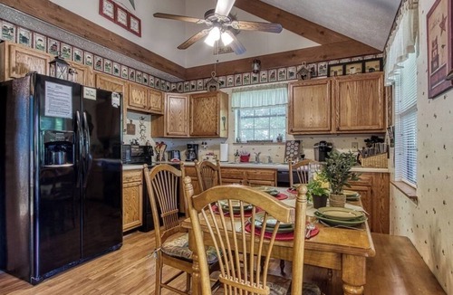 Sevierville Cabin | 10 min to Dollywood/Cal Ripken Field, Firepit, Foosball, Hot Tub, Private