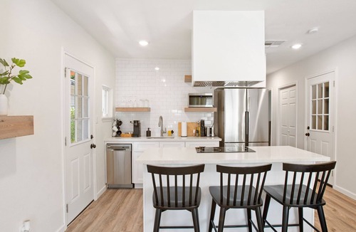 Greater East End House | 10 Min to Downtown - La Casita Blanca Retreat
