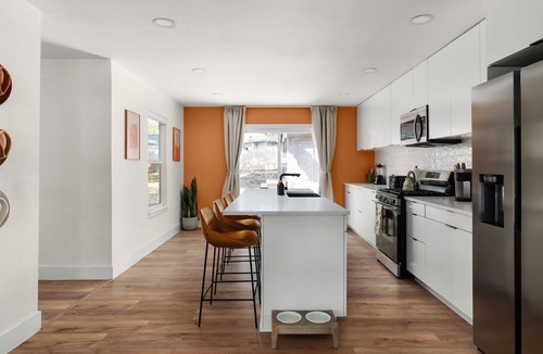 Walnut Forest House | 10 Min to Downtown - Modern 6BR Oasis - Yard Games
