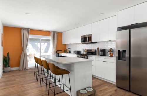 Walnut Forest House | 10 Min to Downtown - Modern 6BR Oasis - Yard Games