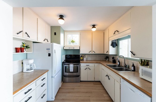 Huntsville House | 10 min to Huntsville Cottage- LAKE - HOT TUB - PET