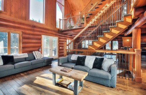 Lac Superieur Village Ski Chalet | ☆ 10 min to ski Mont-TREMBLANT ⛷ Spa, Fireplace, pool table, Lake Access ☀